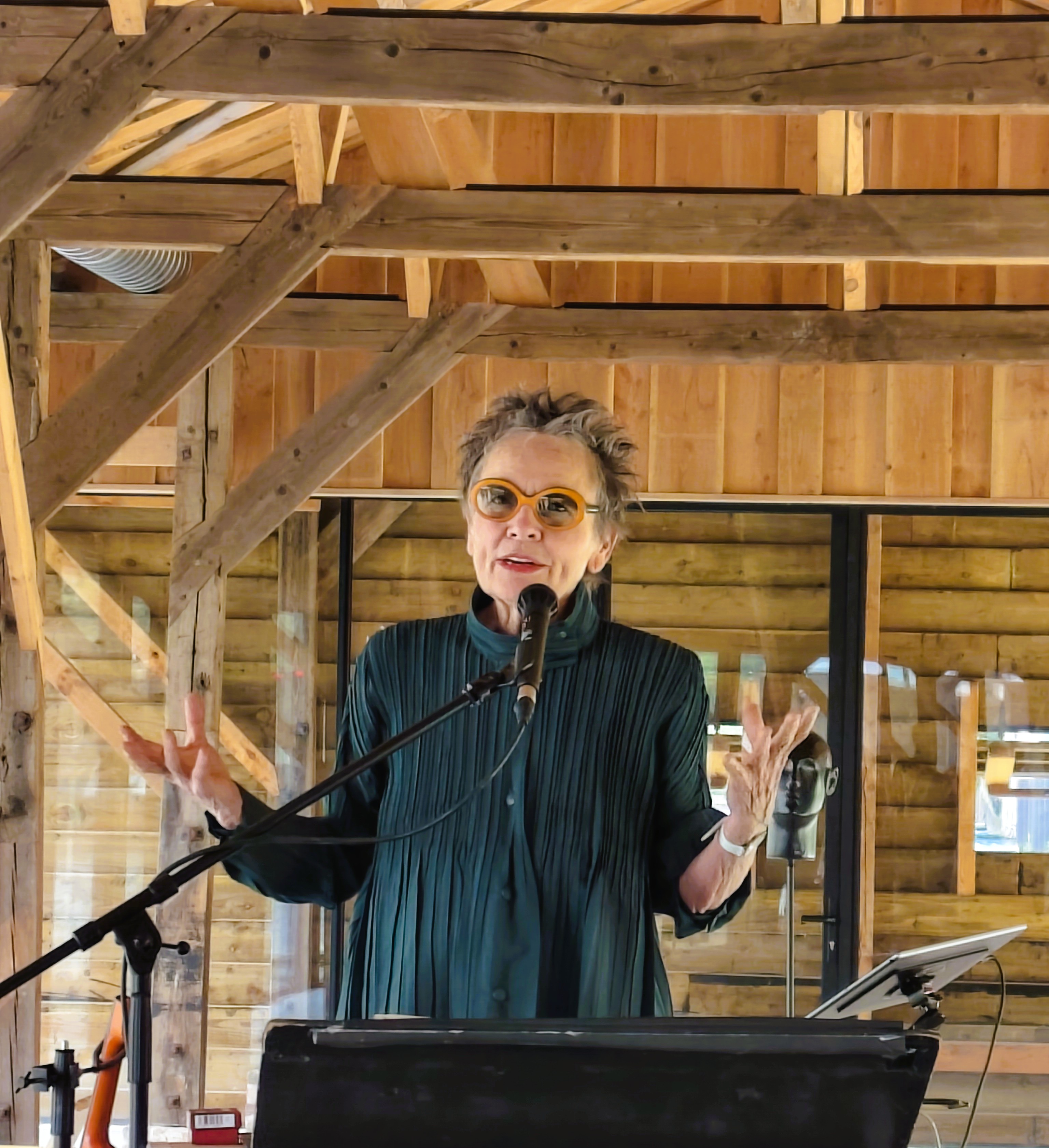 Laurie Anderson tijdens de opening van Your Eyes in My Head